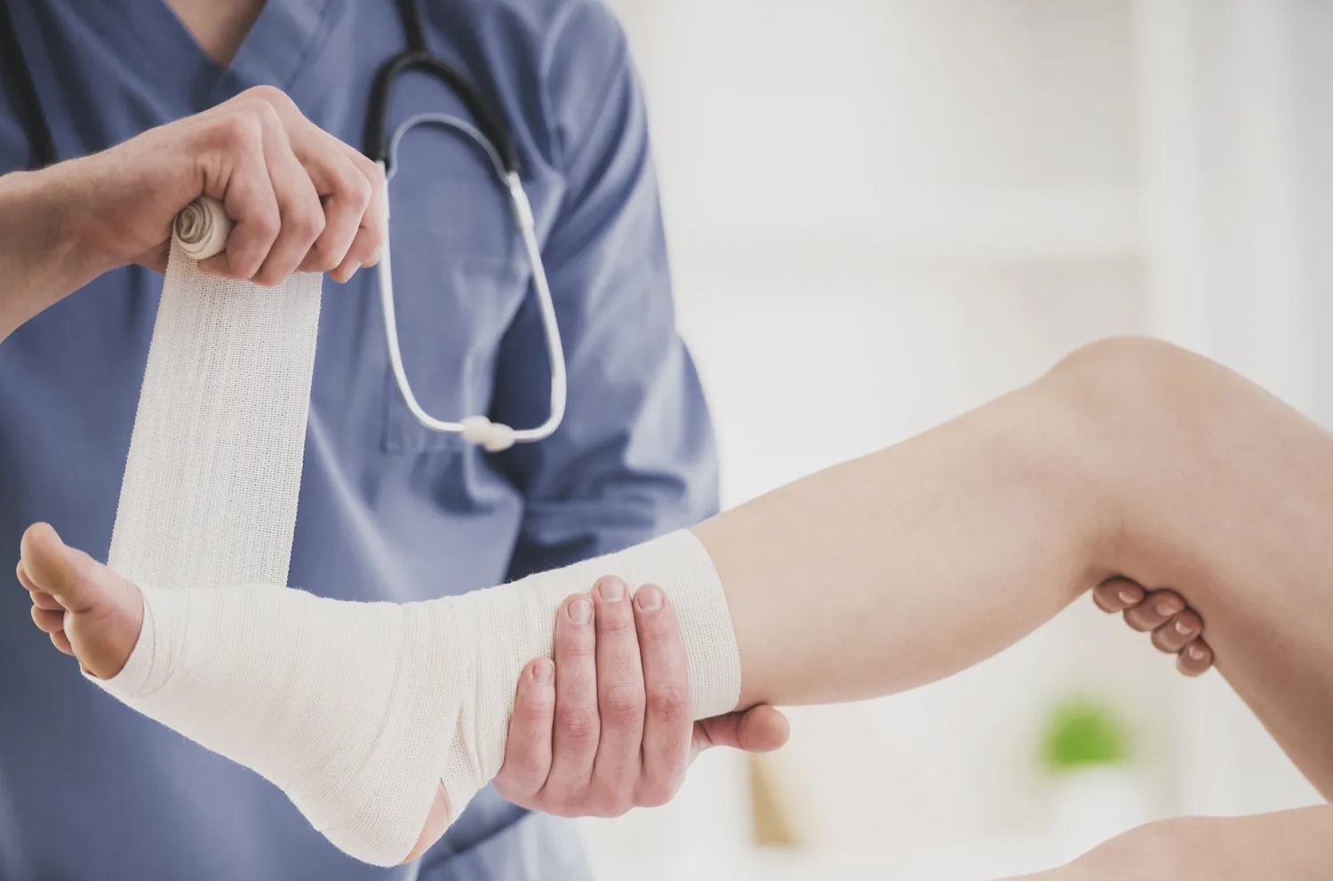 Rehabilitacja po złamaniu nogi - jak przebiega i kiedy ją rozpocząć?