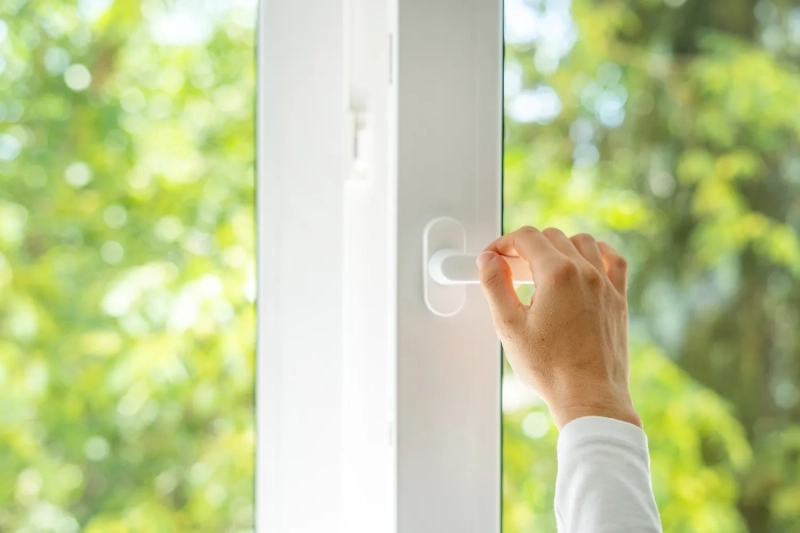 Jak przyczepić koc termiczny do okna?