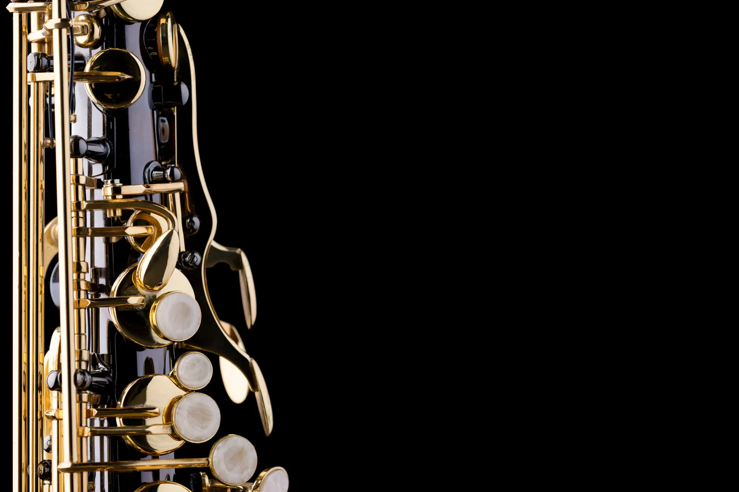 Ile waży saksofon tenorowy?