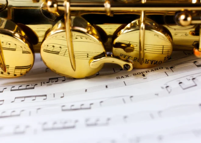 Ile waży saksofon altowy?