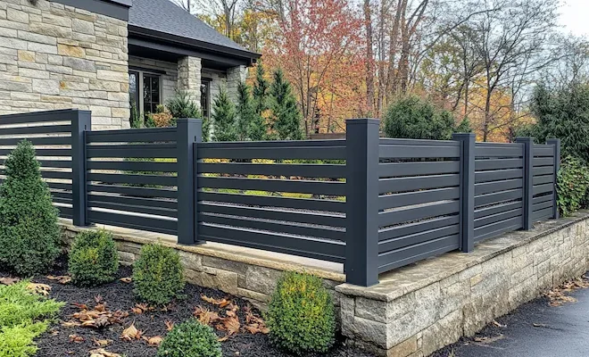 Moderne Metallzäune aus Polen